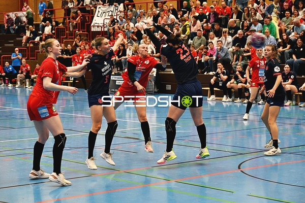 Spielerin von Mainz 05 beim Wurf