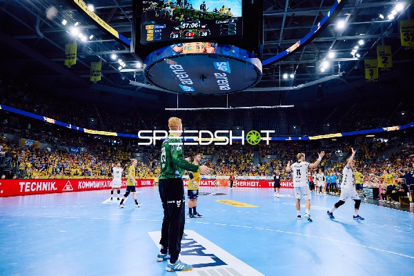 Torwart von THW Kiel bereitet sich auf den Angriff von Rhein Neckar Löwen vor.