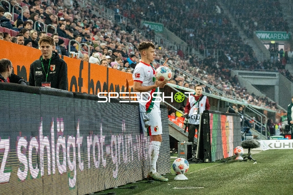 Einwurf von Robin Fellhauer (19; FC Augsburg)