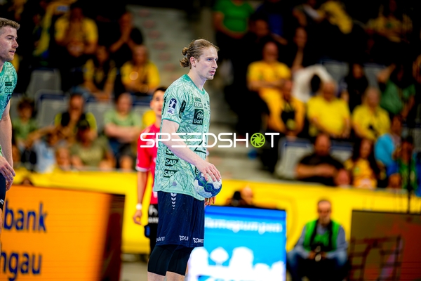 Ballkontrolle durch Spieler Juri Knorr (10; Rhein Neckar Löwen)