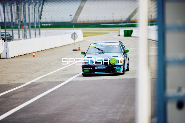 Fahrt des BMW mit Nummer 496 auf der Boxengasse