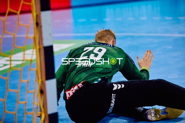 Ein Spieler liegt am Boden in der Nähe des Tores.