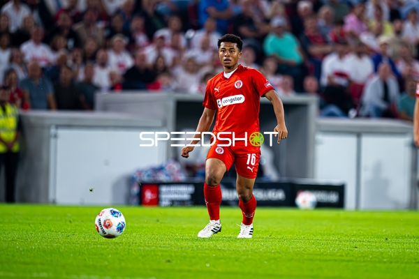 Joel Chima Fujita (16; FC St. Pauli) am Ball