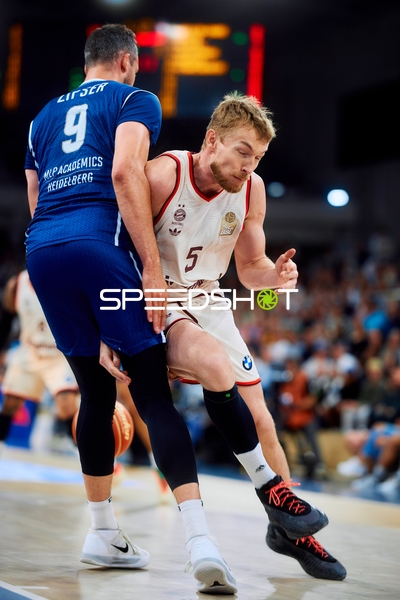 Zweikampf Paul Zipser (9; MLP Academics Heidelberg) gegen Niels Giffey (5; FC Bayern Basketball)