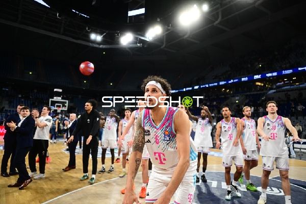 Spielaktion mit Michael Kessens (6; Telekom Baskets Bonn) und Teamkollegen