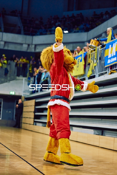 Maskottchen in Santa-Kostüm grüßt die Zuschauer.