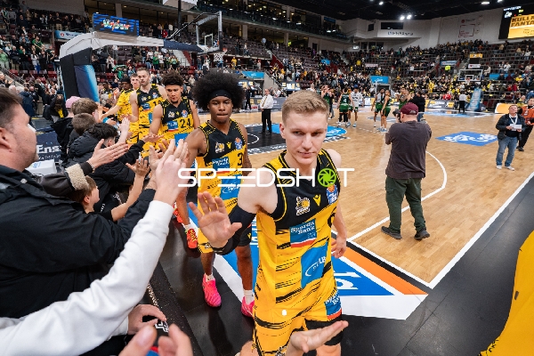 Szene mit Jonas Wohlfarth-Bottermann (18; MHP Riesen Ludwigsburg) am Spielfeldrand
