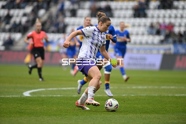 Ballkontrolle von Paulina Platner (25; SGS Essen)