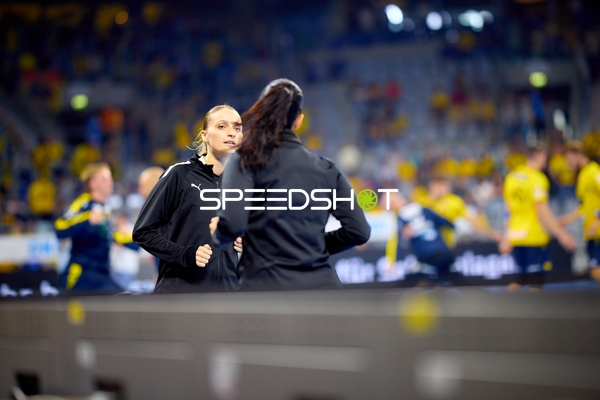 Offizielle Person vor Spiel