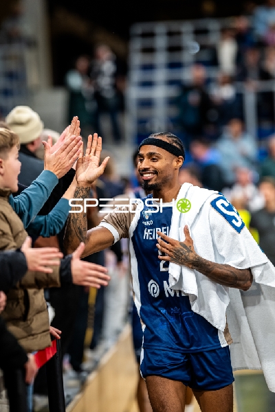 Michael Weathers (20; MLP Academics Heidelberg) begrüßt Fans