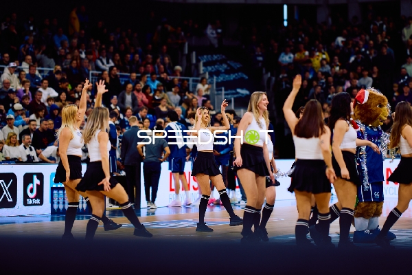 Cheerleader-Performance auf dem Spielfeld