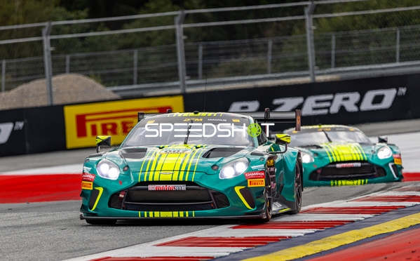 Zwei Fahrzeuge auf der Rennstrecke