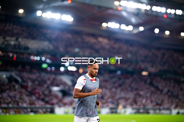 Spieler Nikolas Nartey (28; VfB Stuttgart) beim Aufwärmen