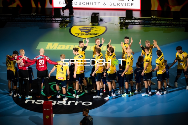 Begrüßung Mathias Larson (4; Rhein Neckar Löwen) und Robert Timmermeister (7; Rhein Neckar Löwen)