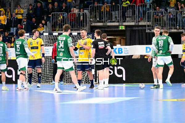 Jannik Kohlbacher (80; Rhein Neckar Löwen) und Lasse Andersson (11; Füchse Berlin) bereiten sich vor