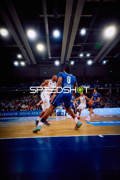 Spieler mit der Nummer 0 der MLP Academics Heidelberg dribbelt zum Korb.