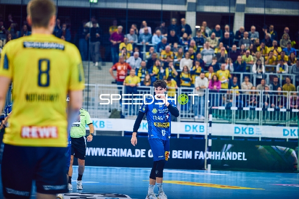 Ein Spieler von Rhein Neckar Löwen beobachtet das Spielgeschehen, während Marko Grgic von ThSV Eisenach im Vordergrund steht.