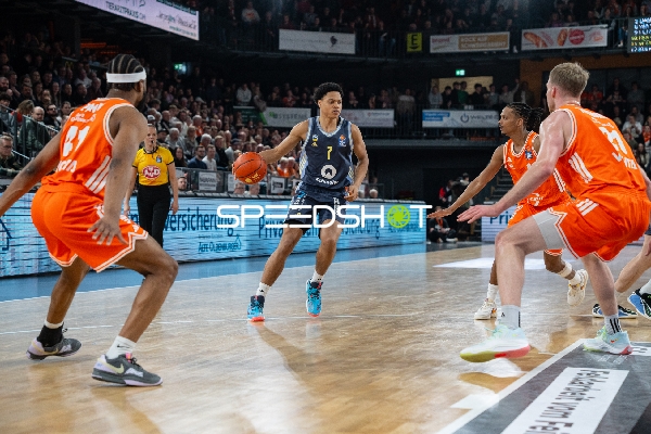 Jack Kayil (7; Alba Berlin) mit Ball gegen Alonzo Verge Jr. (11; Rasta Vechta)