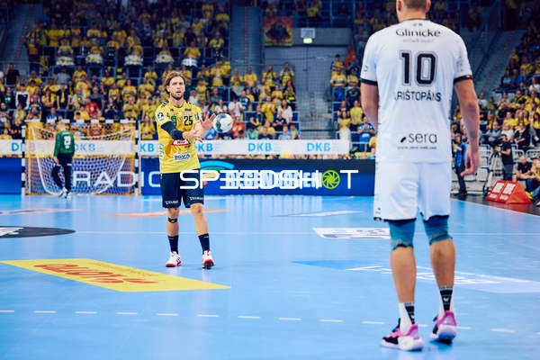 Rhein Neckar Löwen Spieler mit der Nummer 25 bereitet einen Angriff vor.