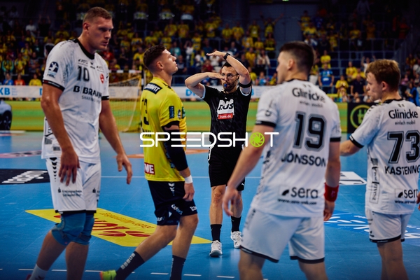 Diskussion zwischen Schiedsrichter und Spielern