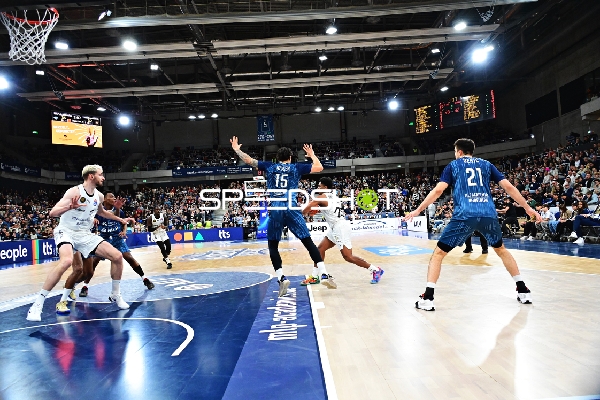 23; Basketball Löwen Braunschweig mit Ball gegen Marcel Keßen (15; MLP Academics Heidelberg) und Mateo Seric (21; MLP Academics Heidelberg)