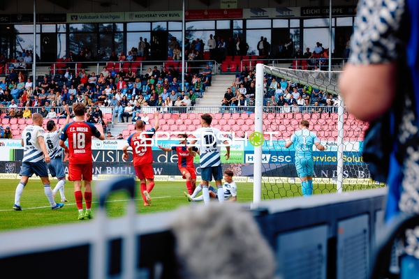 Abwehraktion SV Sandhausen gegen 