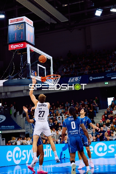 Ein Spieler von MLP Academics Heidelberg versucht, den Ball in den Korb zu werfen.