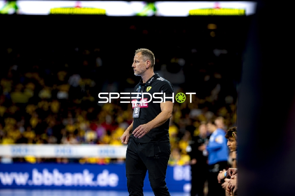 Trainer Maik Machulla (999; Rhein Neckar Löwen) an der Seitenlinie