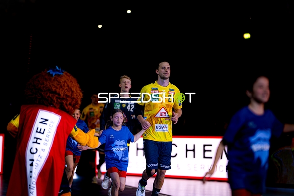 Spieler Olle Forsell-Schefvert (25; Rhein Neckar Löwen) betritt Halle