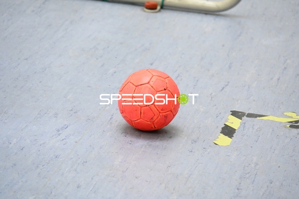 Handball auf dem Hallenboden