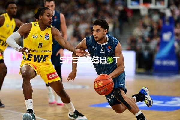 James Woodard (10; EWE Baskets Oldenburg) und Kevin McClain (3; MLP Academics Heidelberg) in Aktion
