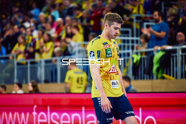 Ein Spieler von Rhein Neckar Löwen geht über das Spielfeld.