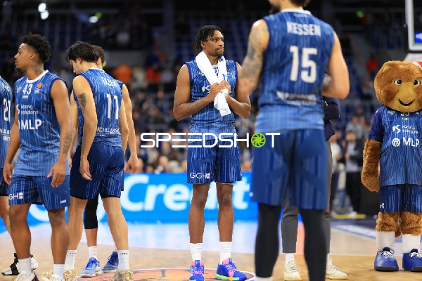 Szene mit Osun Osunniyi (12; MLP Academics Heidelberg) und Eric Reed Jr. (43; MLP Academics Heidelberg)