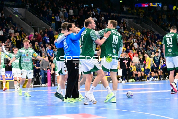 Max Darj (5; Füchse Berlin) und Dejan Milosavljev (96; Füchse Berlin) jubeln