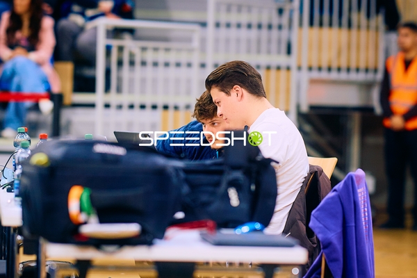 Hinter den Kulissen: Moderationsteam bei der Arbeit