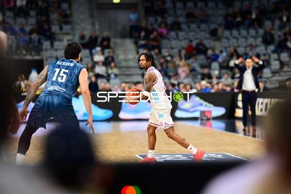 Zachery Cooks (3; Telekom Baskets Bonn) mit Ball gegen Marcel Keßen (15; MLP Academics Heidelberg)