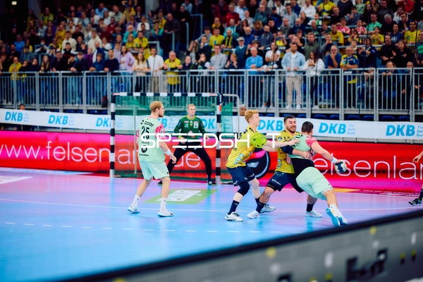 Ein Spieler der Rhein Neckar Löwen verteidigt gegen einen angreifenden Spieler der Füchse Berlin.