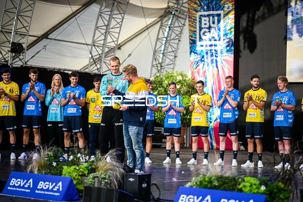 Mannschaftspräsentation auf der Bühne