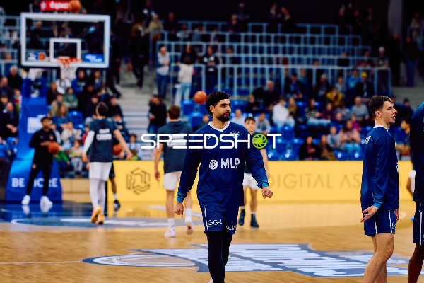 Spieler wärmen sich vor dem Spiel auf