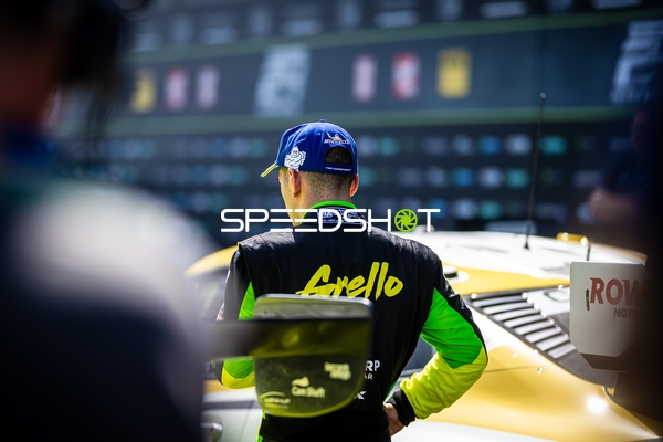 Rennfahrer vor ROWE RACING Porsche