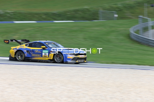 Rennfahrzeug auf der Rennstrecke