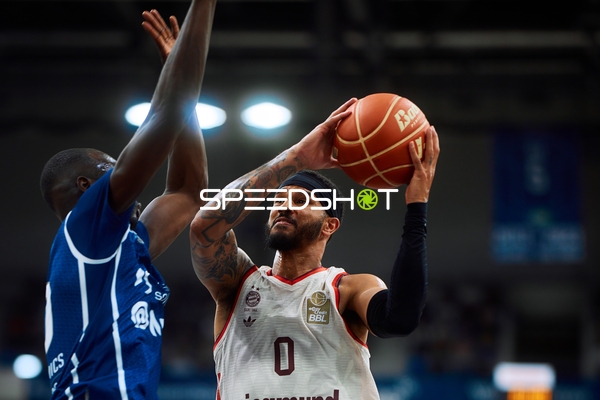 Nick Weiler-Babb (0; FC Bayern Basketball) wirft auf Korb