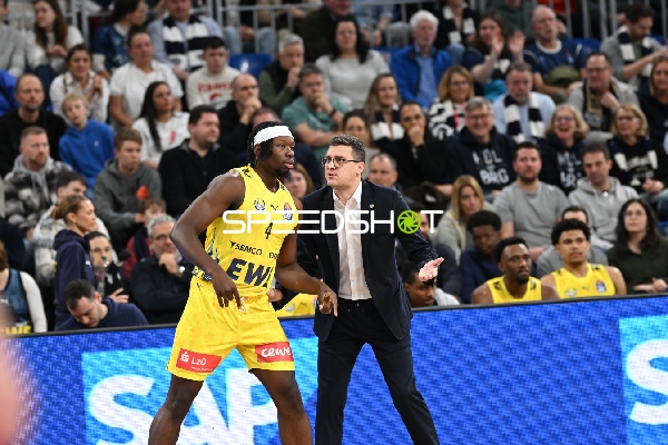 Szene mit Brian Fobbs (4; EWE Baskets Oldenburg) und Lazar Spasic (997; EWE Baskets Oldenburg)