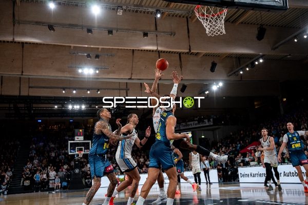 Spielaktion mit Michale Kyser (12; EWE Baskets Oldenburg) und Zacharie Perrin (52; Veolia Towers Hamburg)