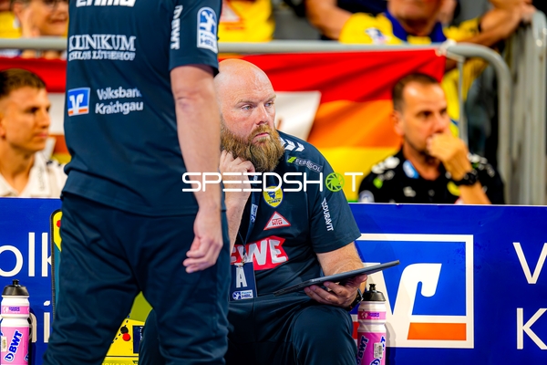 Co-Trainer Dragan Jerkovic (98;Rhein Neckar Löwen) beobachtet Spiel