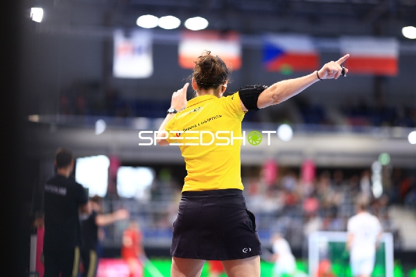 Schiedsrichterin zeigt Entscheidung