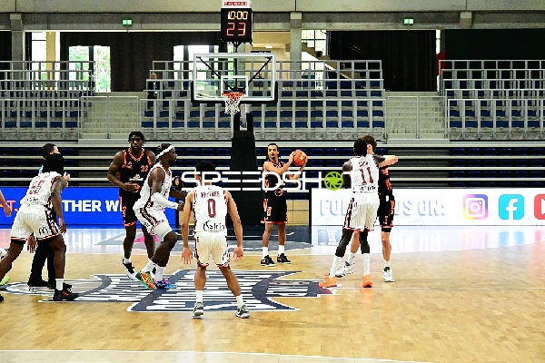 Malcolm Dandridge (23; Rasta Vechta) mit Ball auf dem Court