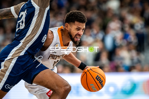 Kendale McCullum (10; Promitheas Patras Vikos Cola) mit Ball