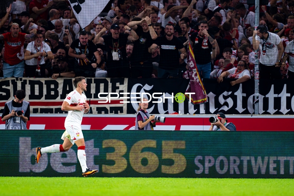 Ermedin Demirovic (9; VfB Stuttgart) in Aktion