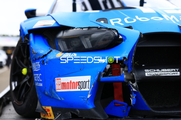 Beschädigtes Fahrzeug in der Box